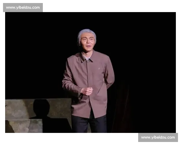 掌声久久回荡，无法停止的感动与热烈场面